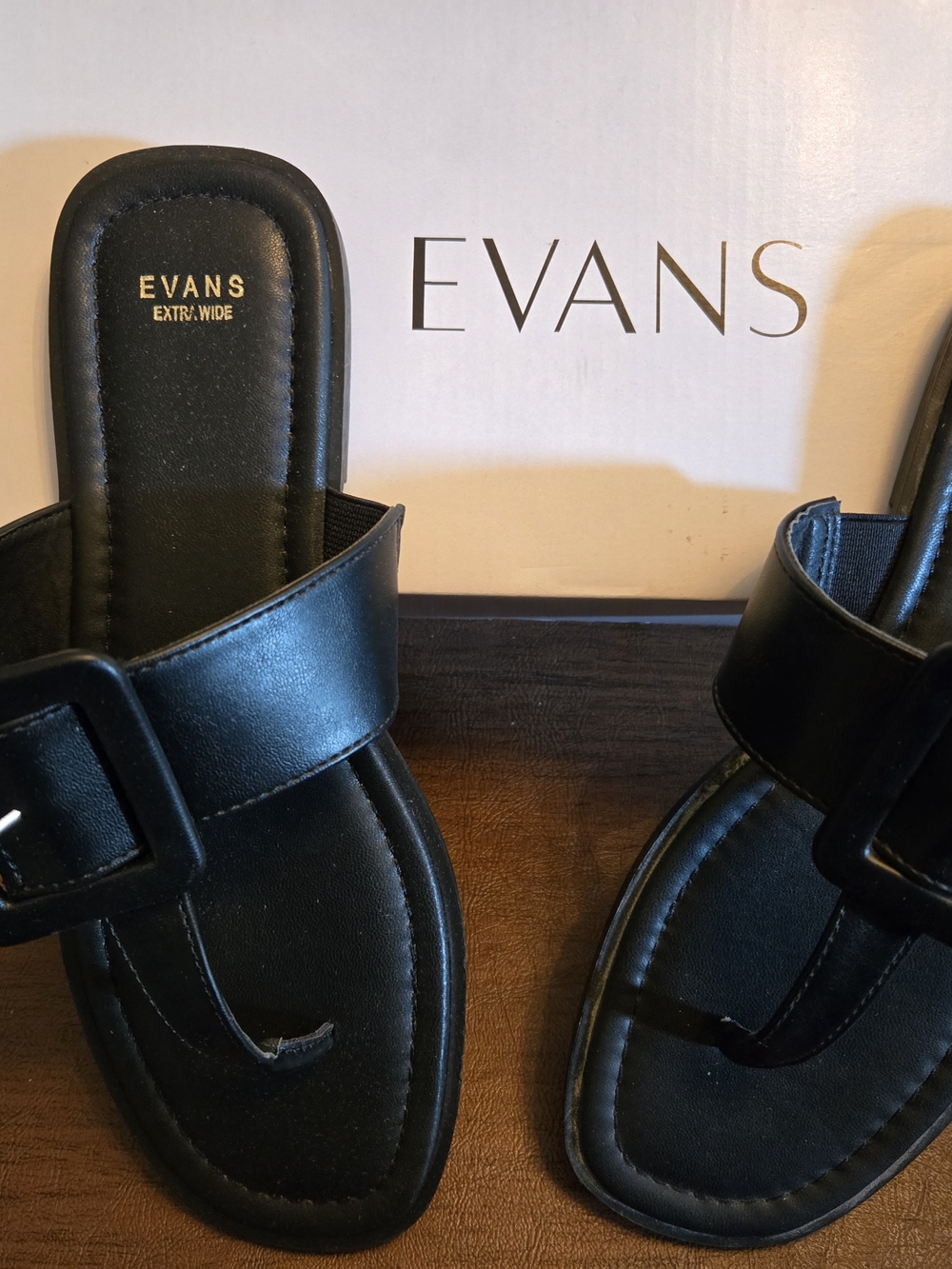 NIB Evans Extra Wide T Strap Buckle Sandle Size 7.